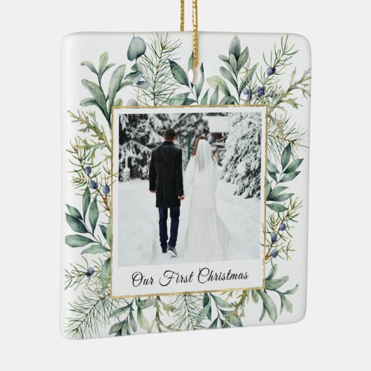 私たちの初めてのクリスマス写真エレガント冬の常緑樹 セラミックオーナメント (右)