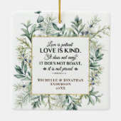 私たちの初めてのクリスマス写真エレガント冬の常緑樹 セラミックオーナメント (裏面)