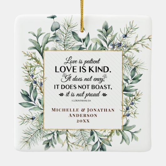 私たちの初めてのクリスマス写真エレガント冬の常緑樹 セラミックオーナメント (裏面)