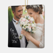 私たちの初めてのクリスマス写真年パーソナライズ休日 セラミックオーナメント (左)