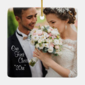 私たちの初めてのクリスマス写真年パーソナライズ休日 セラミックオーナメント (裏面)