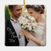 私たちの初めてのクリスマス写真年パーソナライズ休日 セラミックオーナメント (正面)