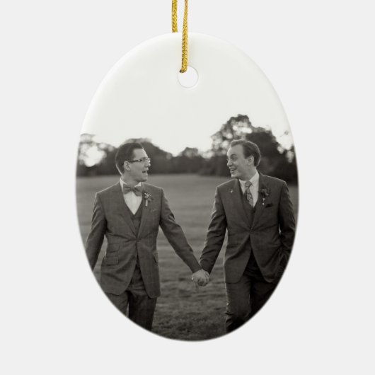 私たちの初めてのクリスマス写真航海のゲイ新着 セラミックオーナメント (裏面)