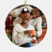 私たちの初めてのクリスマス写真Mr. And Mrs. Red And Miss. Red And金 セラミックオーナメント (裏面)