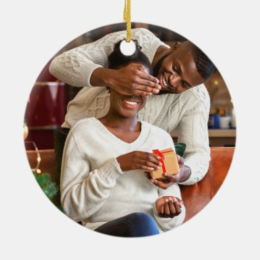 私たちの初めてのクリスマス写真Mr. And Mrs. Red And Miss. Red And金 セラミックオーナメント (裏面)