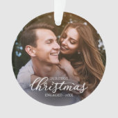 私たちの初めてのクリスマス婚約したのエレガント白いスクリプト オーナメント (正面)