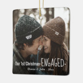私たちの初めてのクリスマス婚約したのスクリプエレガントト写真 セラミックオーナメント (左)