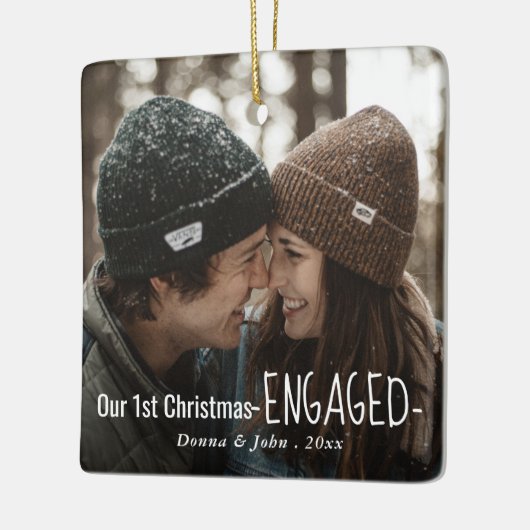 私たちの初めてのクリスマス婚約したのスクリプエレガントト写真 セラミックオーナメント (左)