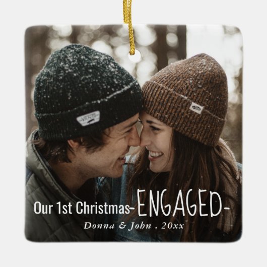 私たちの初めてのクリスマス婚約したのスクリプエレガントト写真 セラミックオーナメント (正面)