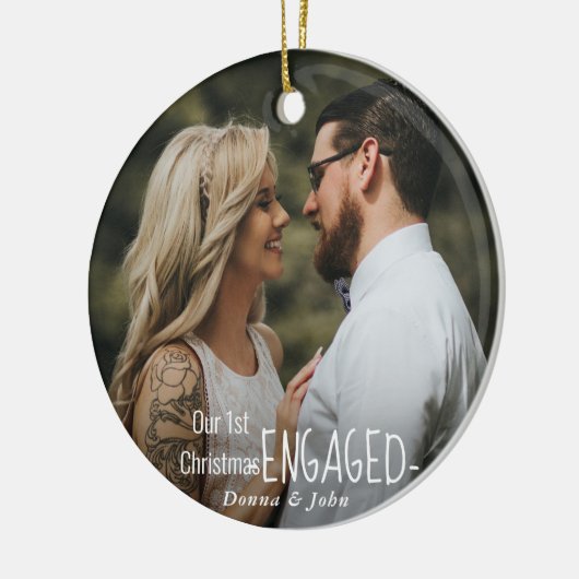 私たちの初めてのクリスマス婚約したのスクリプエレガントト写真 セラミックオーナメント (左)