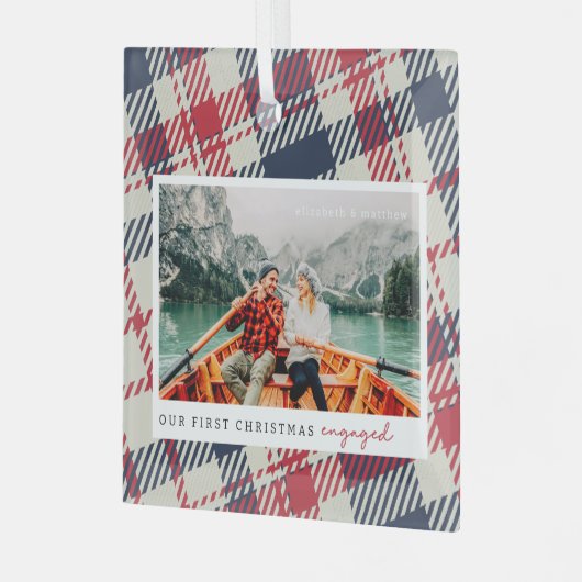 私たちの初めてのクリスマス婚約したのモダンPlaid写真 ガラスオーナメント (正面左)