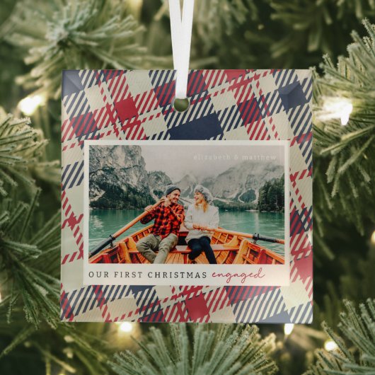 私たちの初めてのクリスマス婚約したのモダンPlaid写真 ガラスオーナメント (インサイチュ)