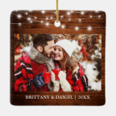 私たちの初めてのクリスマス婚約したウッドライトフォト セラミックオーナメント (裏面)