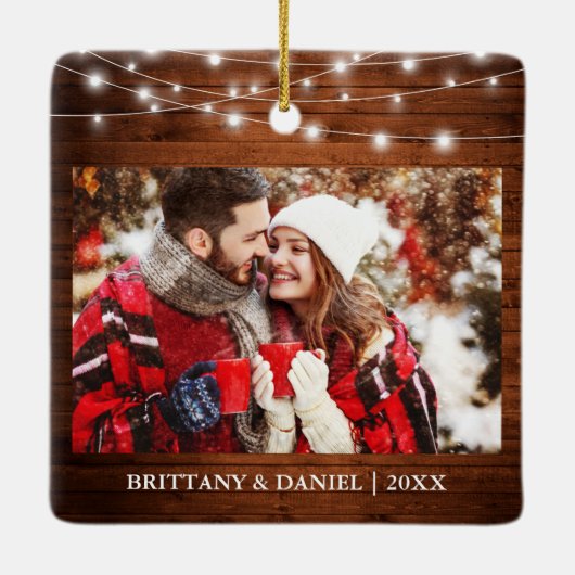 私たちの初めてのクリスマス婚約したウッドライトフォト セラミックオーナメント (裏面)