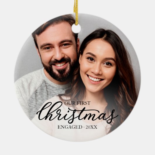 私たちの初めてのクリスマス婚約したエレガントブラックスクリプト セラミックオーナメント (裏面)