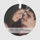 私たちの初めてのクリスマス婚約したエレガント写真 オーナメント (裏面)