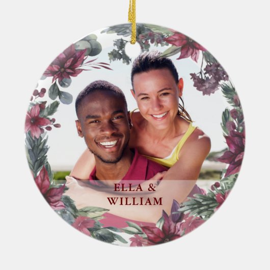 私たちの初めてのクリスマス婚約したカップルの写真フローラ セラミックオーナメント (裏面)