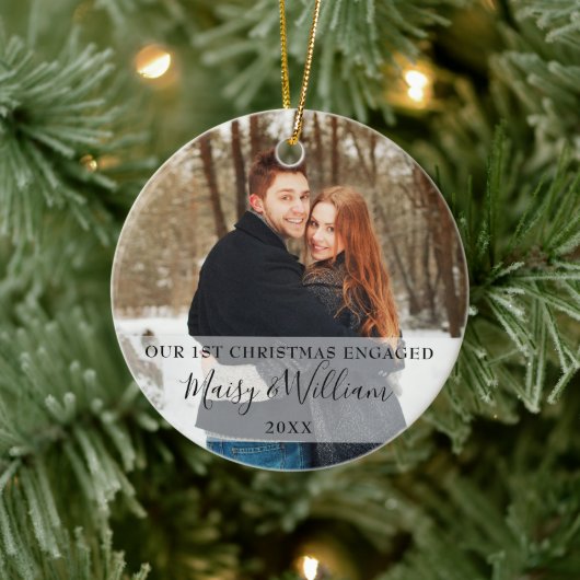私たちの初めてのクリスマス婚約したカップル写真ホリデイ セラミックオーナメント (ツリー)