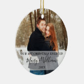 私たちの初めてのクリスマス婚約したカップル写真ホリデイ セラミックオーナメント (右)