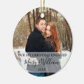 私たちの初めてのクリスマス婚約したカップル写真ホリデイ セラミックオーナメント (左)