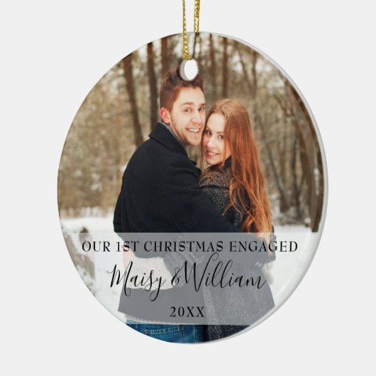 私たちの初めてのクリスマス婚約したカップル写真ホリデイ セラミックオーナメント (左)