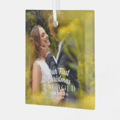 私たちの初めてのクリスマス婚約したカップル写真 ガラスオーナメント (正面左)