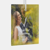 私たちの初めてのクリスマス婚約したカップル写真 ガラスオーナメント (正面右)