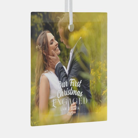 私たちの初めてのクリスマス婚約したカップル写真 ガラスオーナメント (正面右)