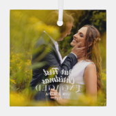 私たちの初めてのクリスマス婚約したカップル写真 ガラスオーナメント (裏面)