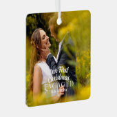 私たちの初めてのクリスマス婚約したカップル写真 メタルオーナメント (正面右)