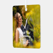 私たちの初めてのクリスマス婚約したカップル写真 メタルオーナメント (正面左)