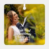 私たちの初めてのクリスマス婚約したカップル写真 メタルオーナメント (正面)