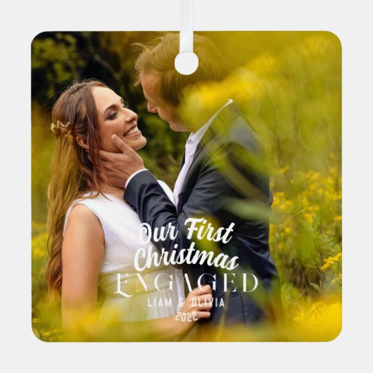 私たちの初めてのクリスマス婚約したカップル写真 メタルオーナメント (正面)