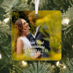 私たちの初めてのクリスマス婚約したカップル写真 メタルオーナメント<br><div class="desc">ヴィンテージスエレガントクリプトを備えたシックなガユニークラスオーナメント。年と名前はカスタマイズ可能。この新しいオーナメントは、あなたの写真と一緒に変更することができるカップルの写真を持っている。このオーナメントをつかんで、この大事な行事を永遠に捕らえなさい。</div>