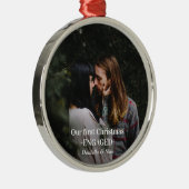 私たちの初めてのクリスマス婚約したカップル写真 メタルオーナメント (右)