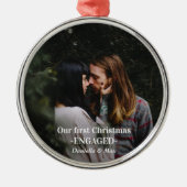 私たちの初めてのクリスマス婚約したカップル写真 メタルオーナメント (正面)