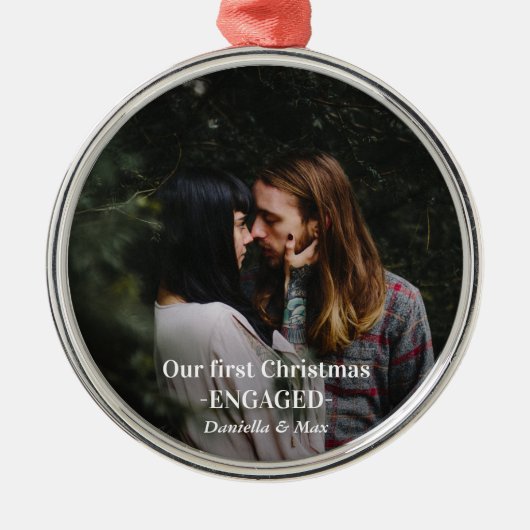 私たちの初めてのクリスマス婚約したカップル写真 メタルオーナメント (正面)