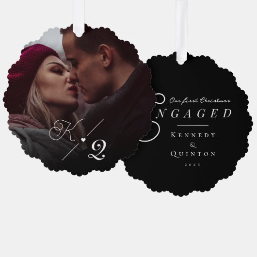 私たちの初めてのクリスマス婚約したクラシックのミニマル写真 オーナメントカード (正面/裏面)