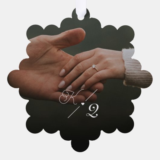 私たちの初めてのクリスマス婚約したクラシックのミニマル写真 オーナメントカード (裏面)