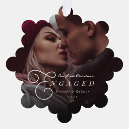 私たちの初めてのクリスマス婚約したクラシックのミニマル写真 オーナメントカード