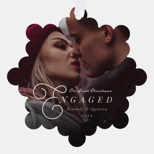 私たちの初めてのクリスマス婚約したクラシックのミニマル写真 オーナメントカード (正面)