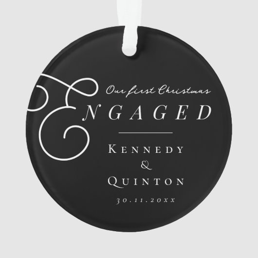私たちの初めてのクリスマス婚約したクラシックのミニマル写真 オーナメント (裏面)