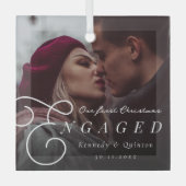 私たちの初めてのクリスマス婚約したクラシックのミニマル写真 ガラスオーナメント (正面)