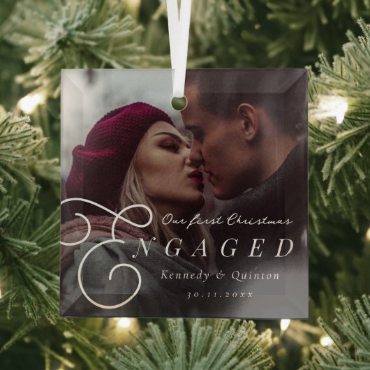 私たちの初めてのクリスマス婚約したクラシックのミニマル写真 ガラスオーナメント (インサイチュ)