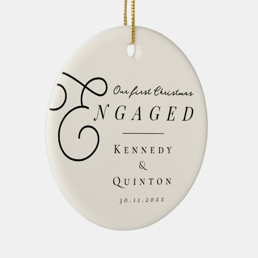 私たちの初めてのクリスマス婚約したクラシックのミニマル写真 セラミックオーナメント (右)