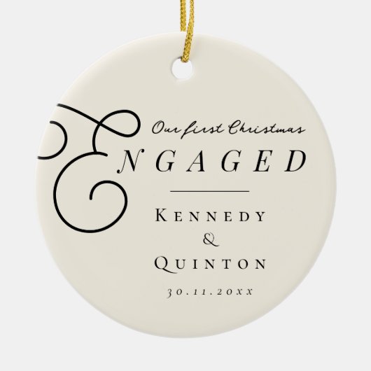私たちの初めてのクリスマス婚約したクラシックのミニマル写真 セラミックオーナメント (正面)