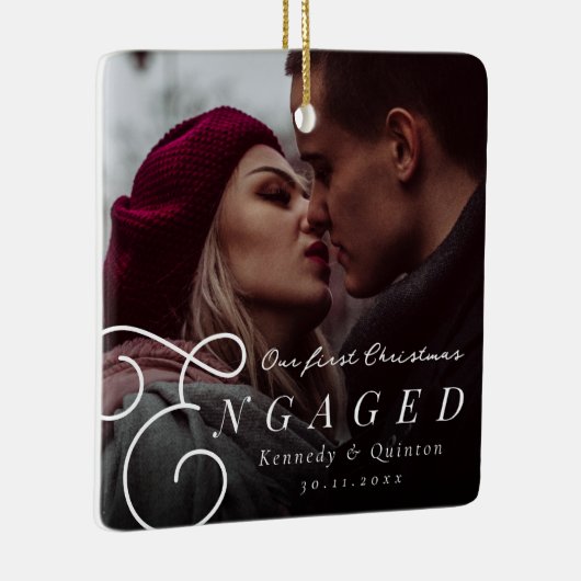 私たちの初めてのクリスマス婚約したクラシックのミニマル写真 セラミックオーナメント (右)
