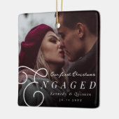 私たちの初めてのクリスマス婚約したクラシックのミニマル写真 セラミックオーナメント (左)