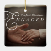 私たちの初めてのクリスマス婚約したクラシックのミニマル写真 セラミックオーナメント (裏面)