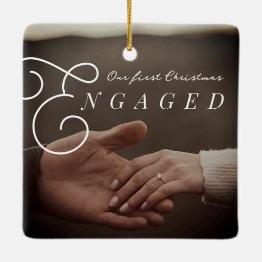 私たちの初めてのクリスマス婚約したクラシックのミニマル写真 セラミックオーナメント (裏面)